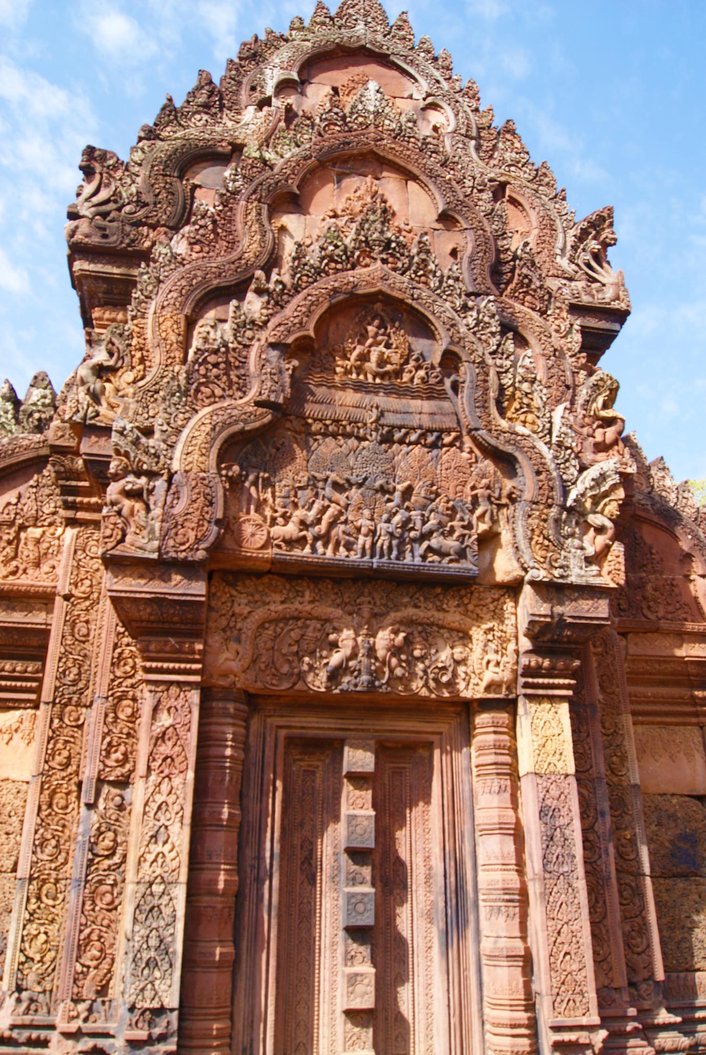 Exquisite Pink Temple Banteay Srei: Banteay Srei Main Entrance