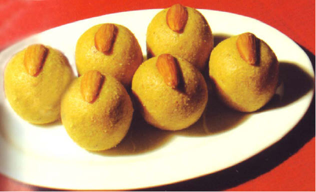 Indian Sweets Recipe: Besan Ke Ladoo