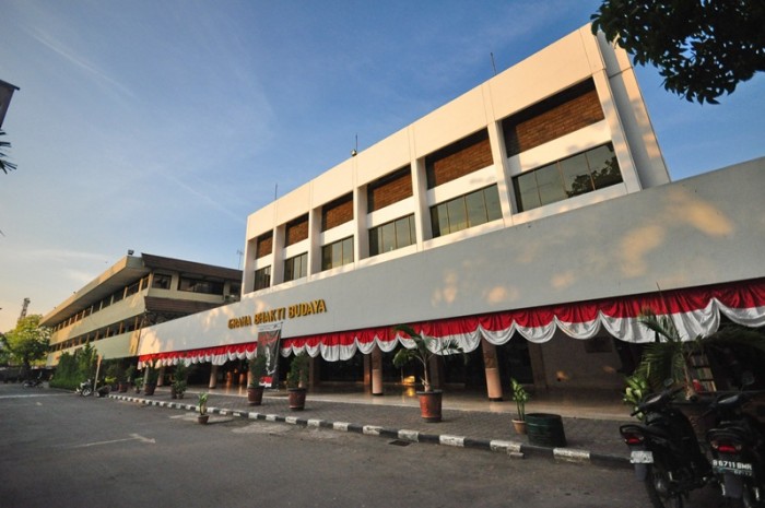 20120111061501Gedung_Graha_Bhakti_Budaya_di_Taman_Ismail_Marzuki,_tempat_pertunjukan_Mastodon_dan_Burung_Kondor