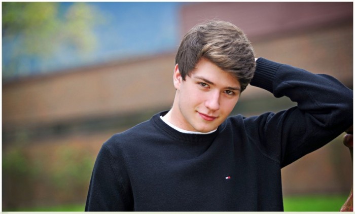 Great-senior-pictures-of-guy-in-black-sweater_Studio-B-Portraits_0074(pp_w920_h615)