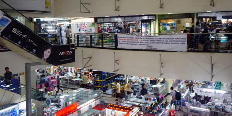 Mangga Dua Trade Center a Shopping Paradise in the Mangga Dua Trade Center a Shopping Paradise in the