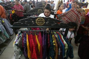 Calon pembeli memilih batik di pusat batik Trusmi, Cirebon, Jawa Barat, Minggu (19/7)