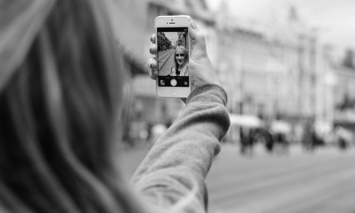 Selfie 101: 7 Tricks to Snap the Best Selfies Selfie 101: 7 Tricks to Snap the Best Selfies