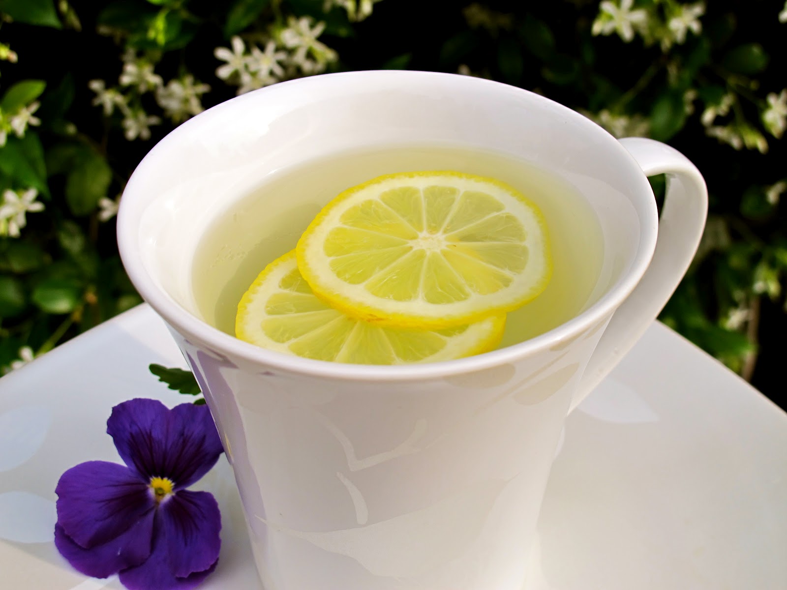 2-hot-water-and-lemon