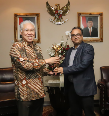 PT Embee Plumbon Tekstil Receiving Primaniyarta Award from Trade Minister Of Indonesia (Menteri Perdagangan) Bapak Enggartiasto Lukita