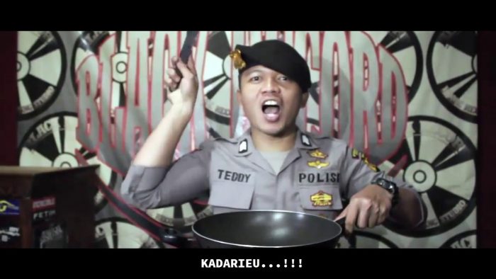 Viral: Police Officer Sings a Rap Song about Tahu Bulat Viral: Police Officer Sings a Rap Song about Tahu Bulat