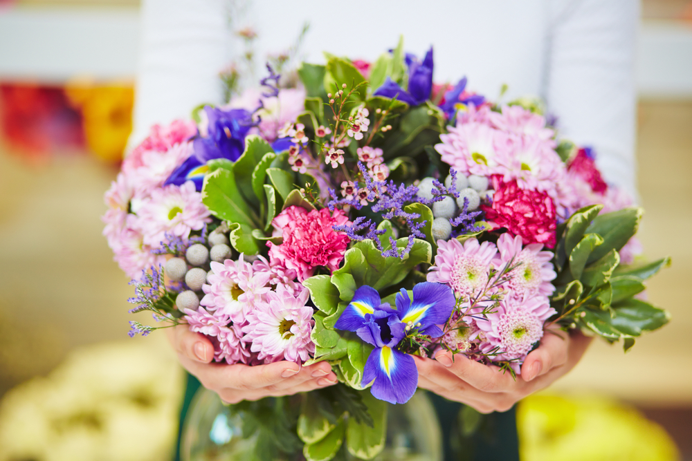 The Advantages of Sending Flowers via Indoindians Giftshop
