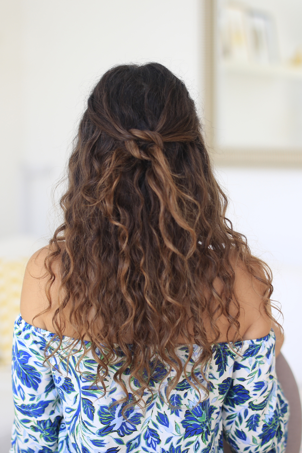 5 Easy, Quick Hairstyles for Naturally Curly Hair (with 