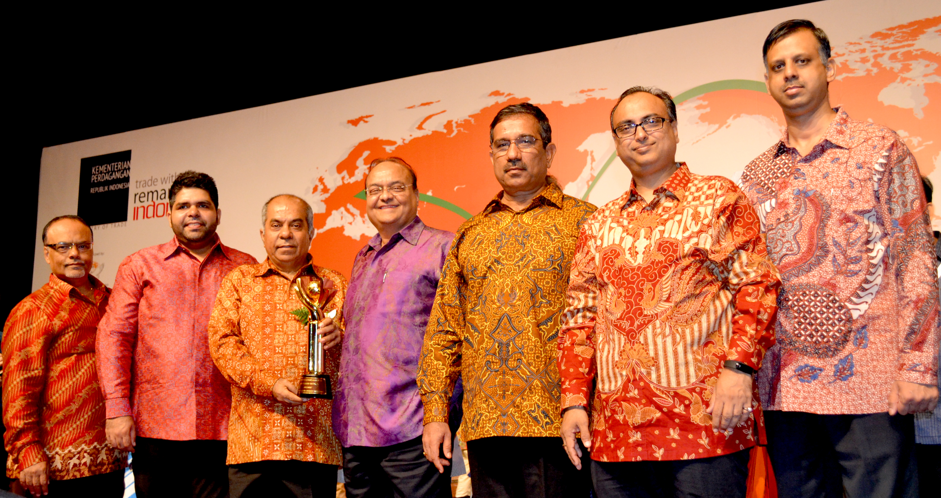 Mr VK Agarwal with his colleagues receiving the Primaniyarta Award 2016