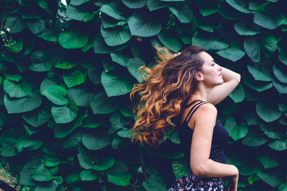 5 Easy, Quick Hairstyles for Naturally Curly Hair (with instructions)