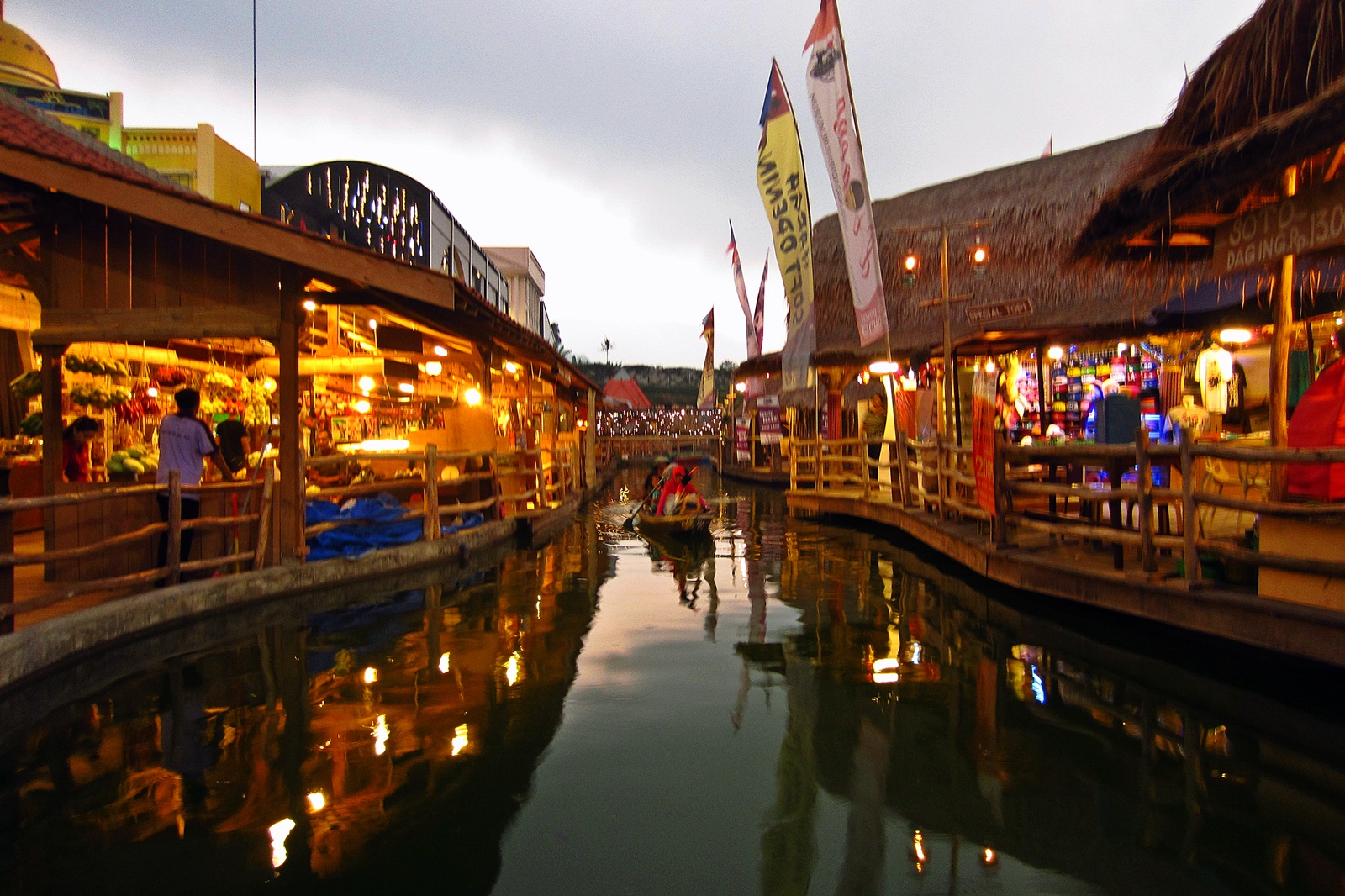 6 MustVisit Floating Markets in Indonesia  Indoindians com