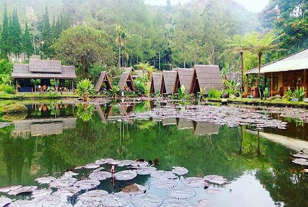 mah-seniman-resort-5-resorts-to-consider-for-a-romantic-Getaway-in-Bandung-indoindianscom