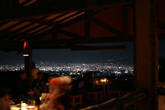 11-restaurants-in-bandung-with-breathtaking-views-rumah-miring