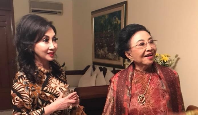 Ibu Mooryati Soedibyo with her daughter Putri Kuswinu Wardani