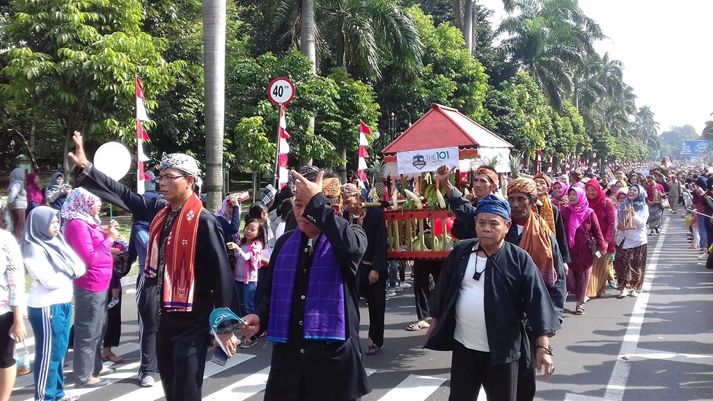 6 Unique Regional Traditions for Indonesian Independence Day Jampana Parade Bandung