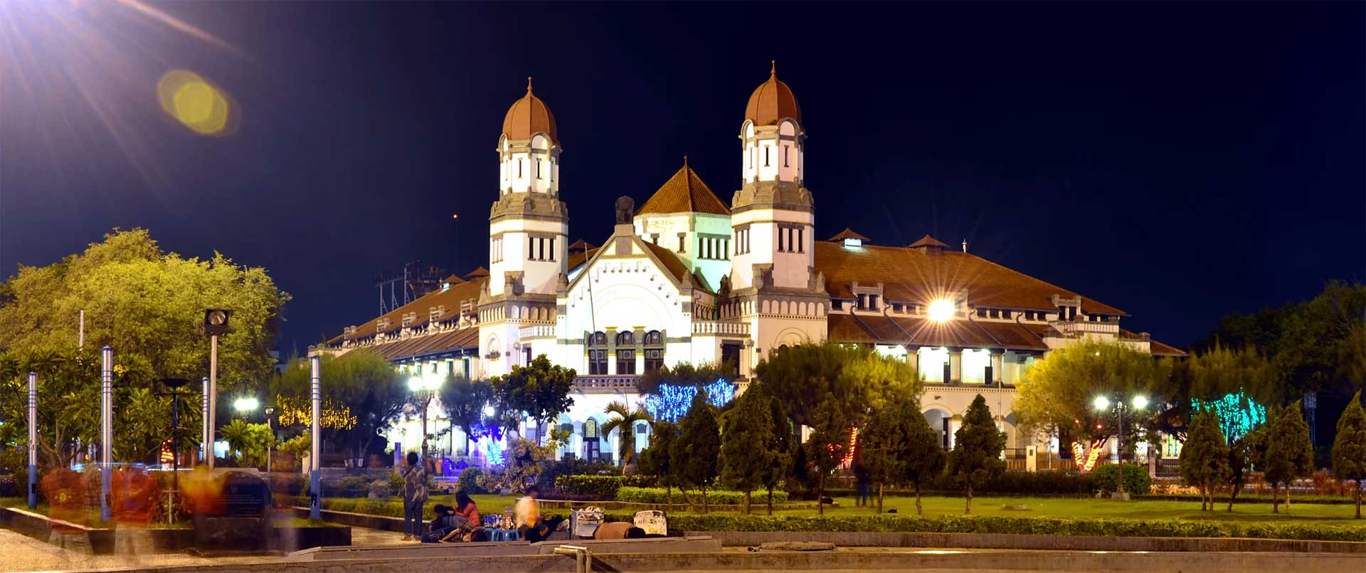 6-Spooky-Tours-in-Indonesia-Lawang-Sewu-Night-Tour