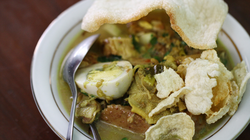 8-Must-Try-Rujak-in-Indonesia-Rujak-Soto-Banyuwangi