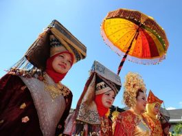 6-Unique-Wedding-Traditions-in-Indonesia-Minangkabau-Proposing-to-the-Groom