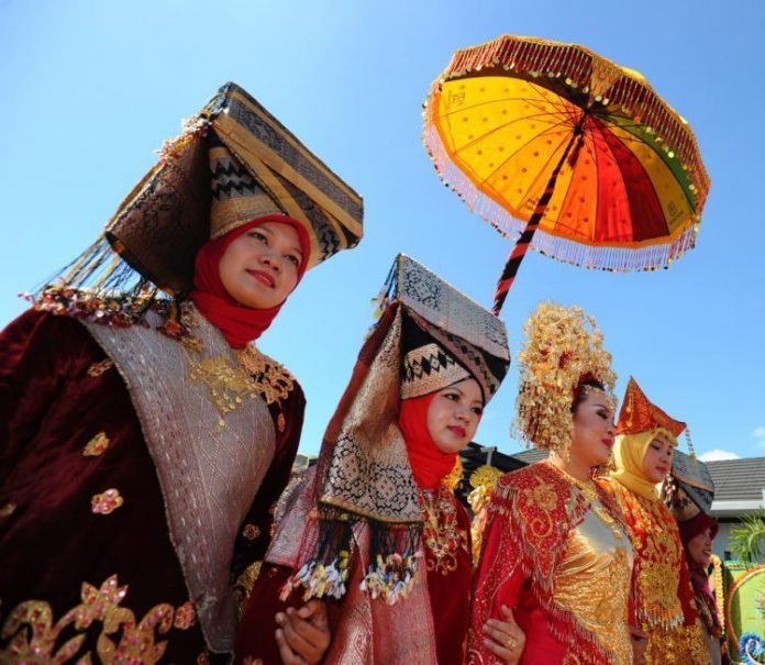 6-Unique-Wedding-Traditions-in-Indonesia-Minangkabau-Proposing-to-the-Groom