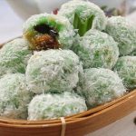 8-Indonesian-Snacks-that-are-Perfect-with-Coffee-Kue-Klepon