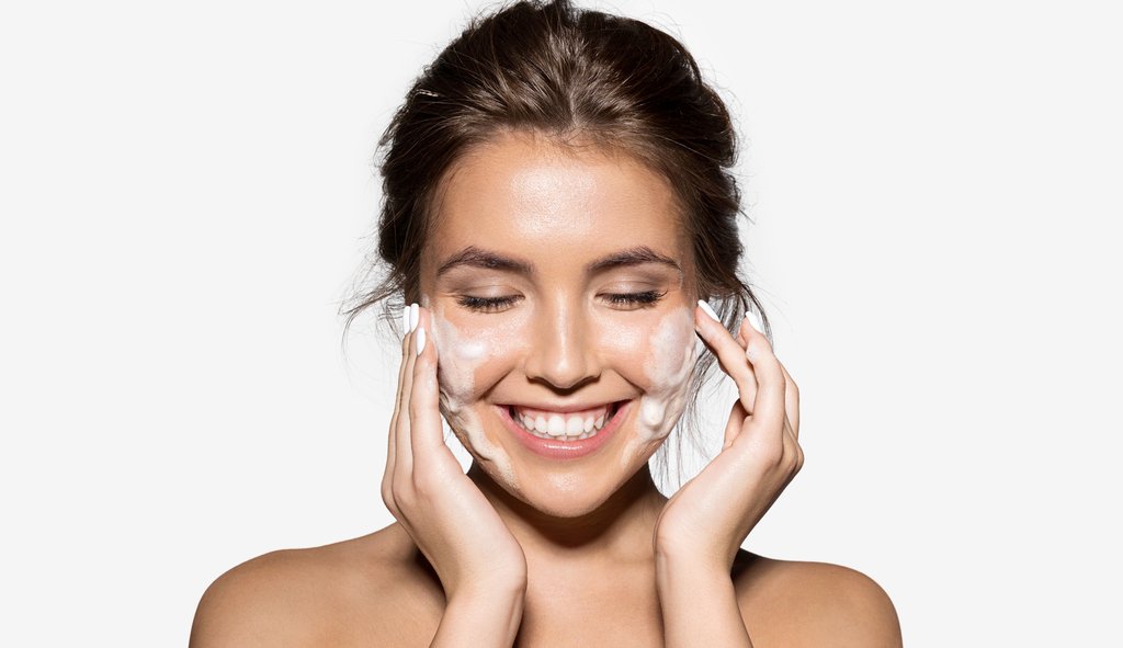 Tips-to-Improve-Your-Nighttime-Skincare-Routine-Cleanse-Your-face