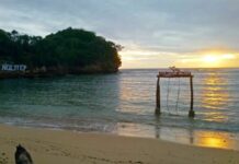 16 Nature Destinations To Visit in Malang 16 Nature Destinations To Visit in Malang: Ngliyep Beach