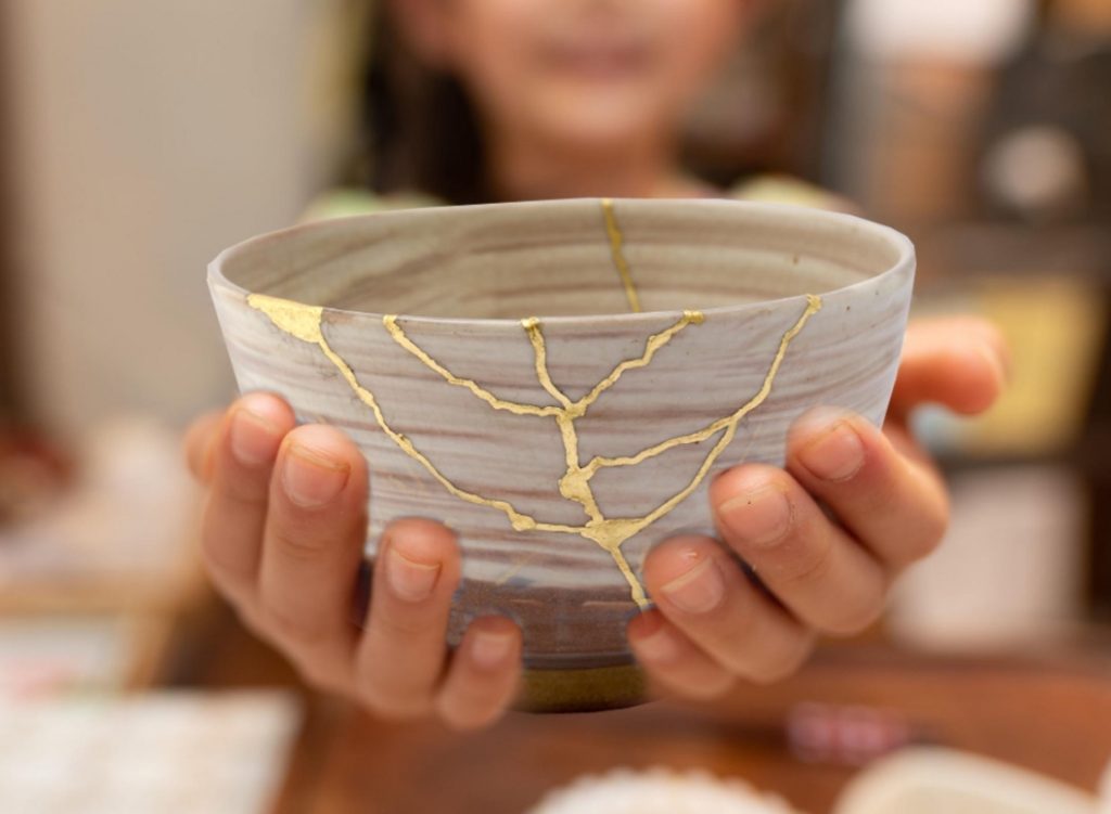 ⩥ The deep meaning of Kintsugi: Its emotional and spiritual teaching.