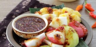 6 Most Popular Indonesian Foods with Peanut Sauce: Rujak Buah