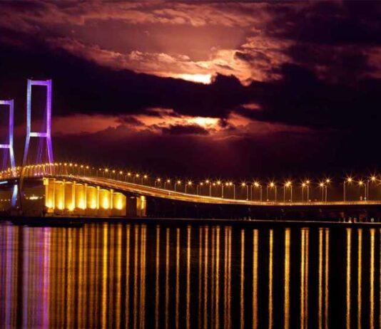 5 Cities With Majestic Night Views in Indonesia: Surabaya