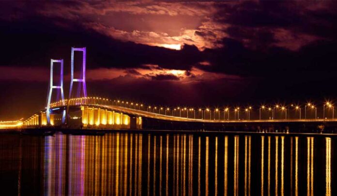 5 Cities With Majestic Night Views in Indonesia: Surabaya