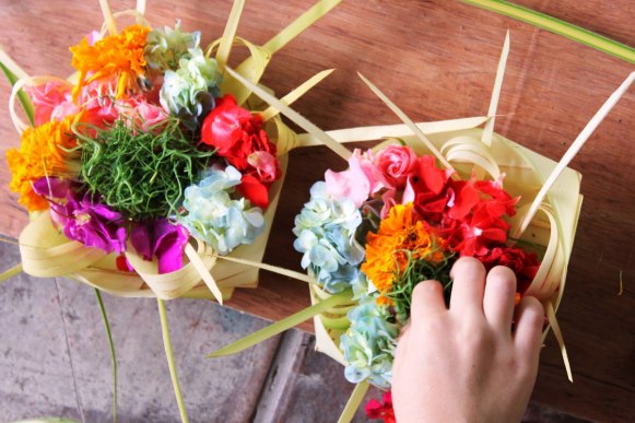 What is Sesajen? Here Are The Mystical Flowers of Indonesia: Canangsari offerings