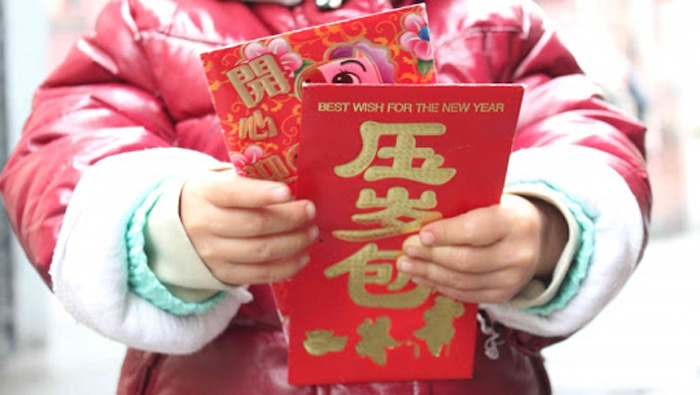 14 Unique Chinese New Year Traditions: Give Away Angpau