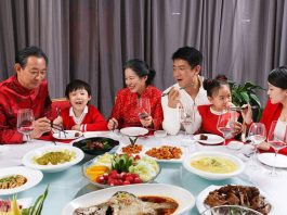 14 Unique Chinese New Year Traditions: Have Family Meals