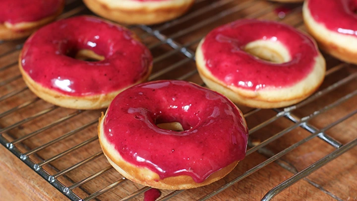 Sweet Donut Recipes, but Still Healthy!: Nutmeg Donuts With Berry Icing