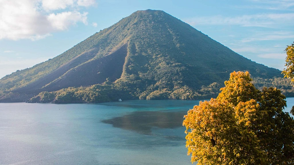 9-hidden-gems-in-banda-islands-active-volcano-in-banda-mount-banda-api-1