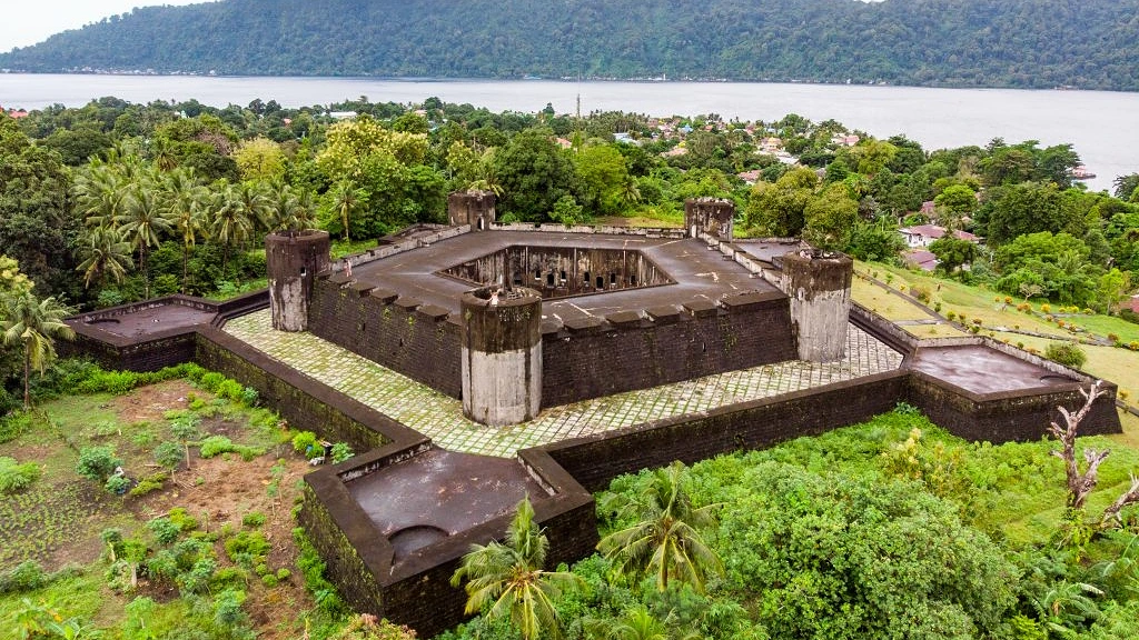 9-hidden-gems-in-banda-islands-fort-belgica