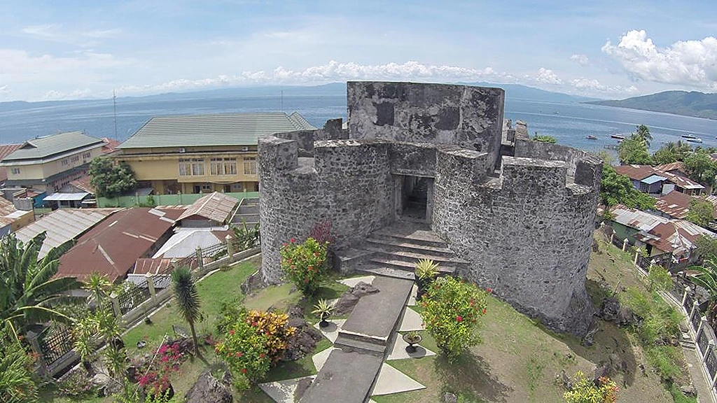 9-hidden-gems-in-banda-islands-fort-hollandia