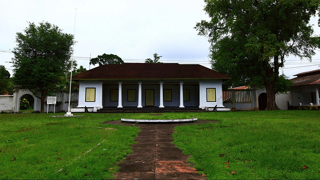 9-hidden-gems-in-banda-islands-mini-palace-complex