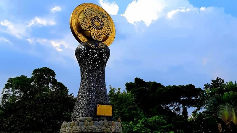 monument-commemorating-the-200-tahun-anniversary-bogor-botanical-gardens