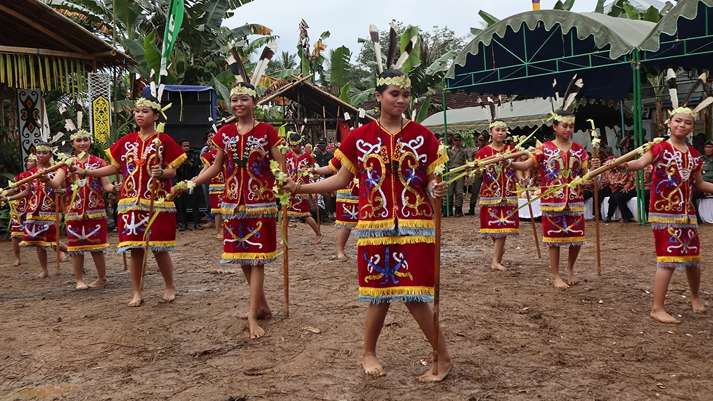 Tari_Gintur_Dayak_Halong