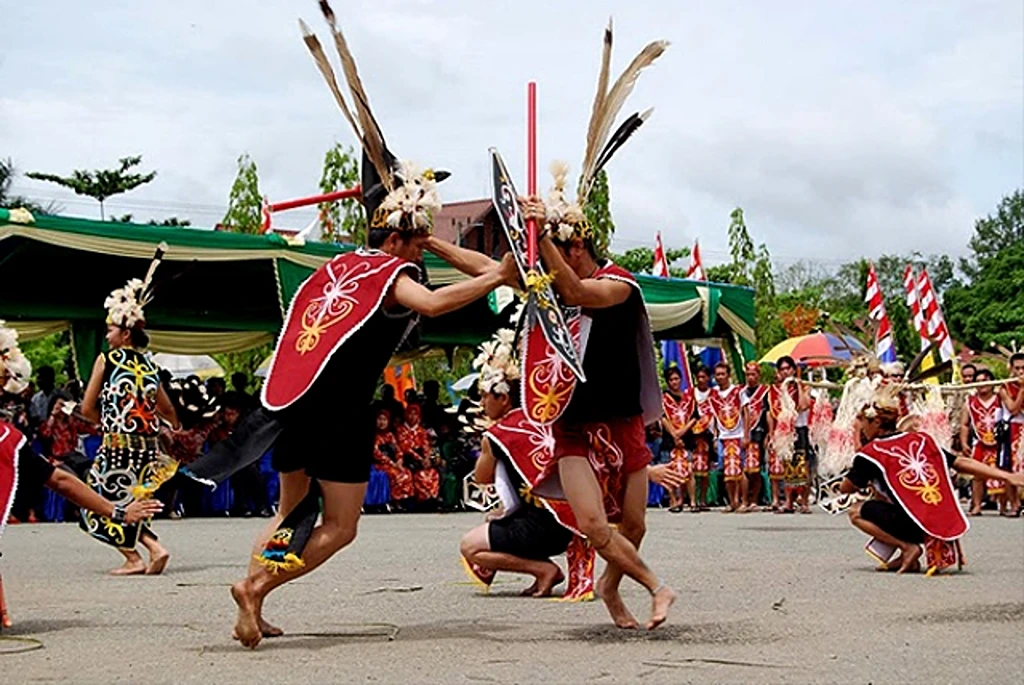 tari-kancet-papatai-tarian-perang-suku-dayak-kenyah