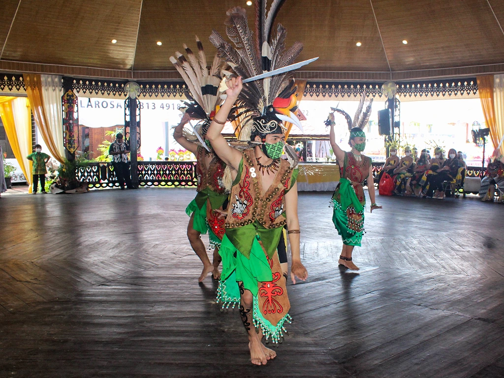 the-mandau-dance-dayak-tribe-kalimantan