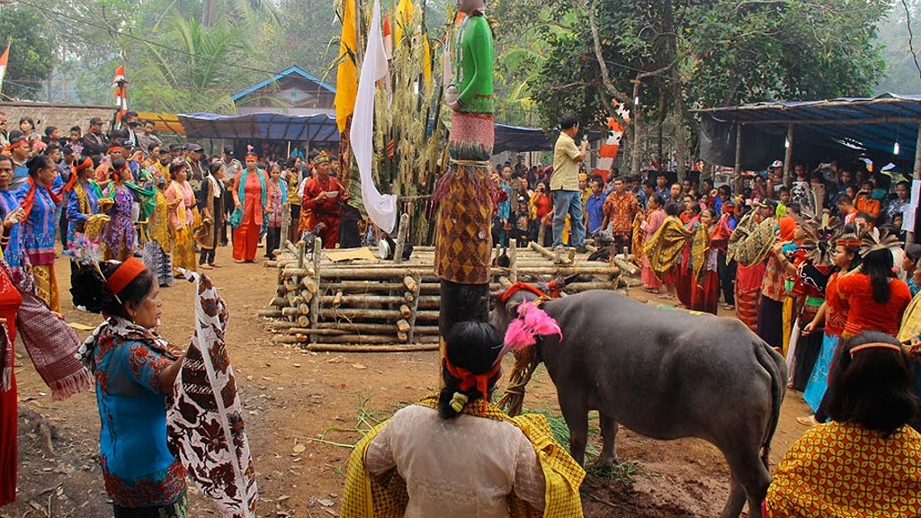 the-ngerangkau-dance-traditional-dance-for-the-death-of-the-dayak-tunjung-and-benuaq-tribes