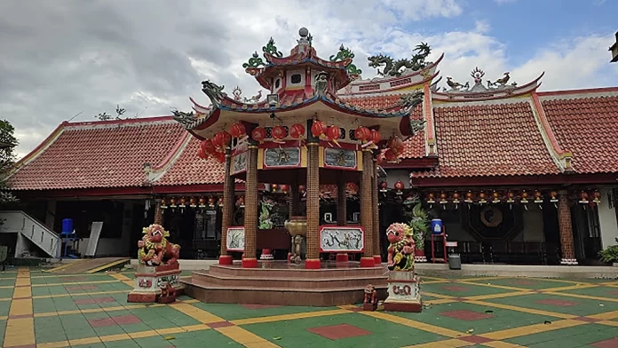 The-Hok-Tek-Bio-temple-Chinese-temple-Glodok-area