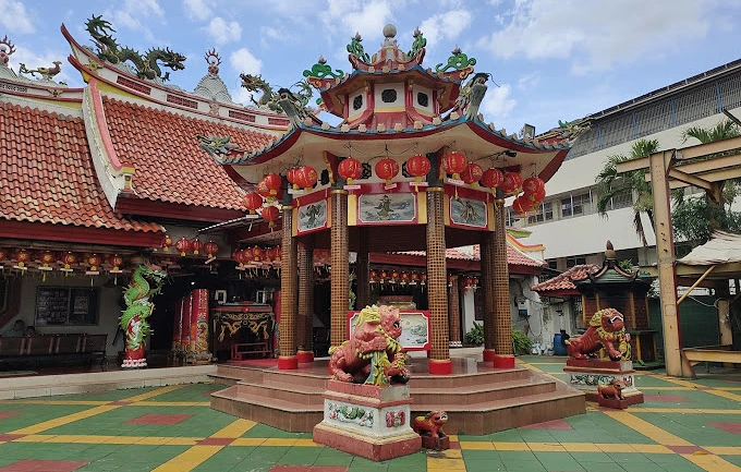 The-Hok-Tek-Bio-temple-popular-Chinese-temple-the-Glodok-area