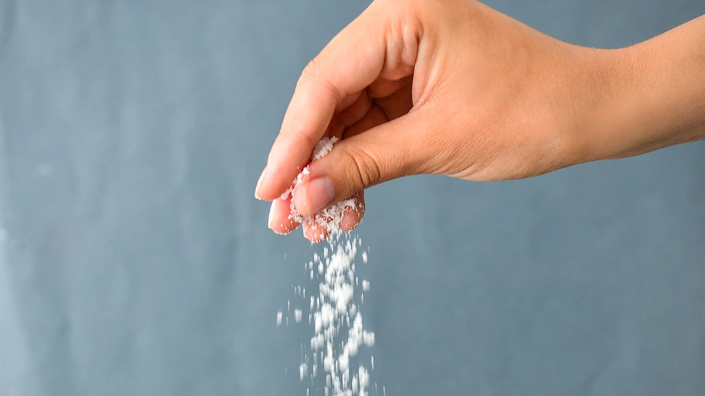hand sprinkle salt