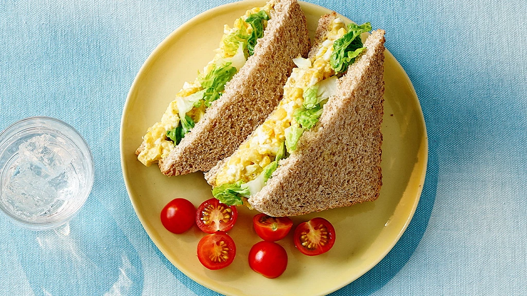 spinach-tomatoes-egg-sandwich-healthy-breakfast