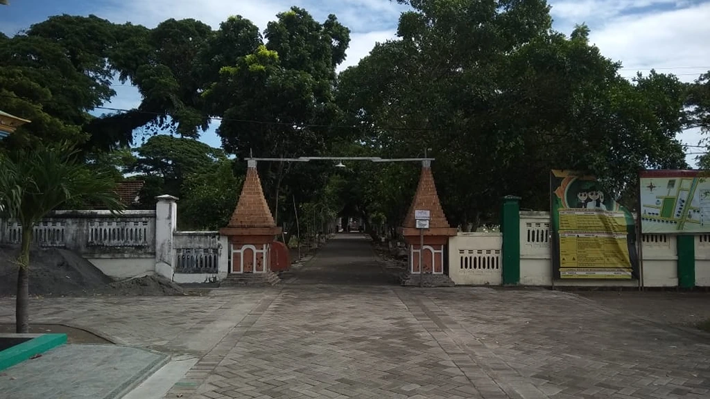 Islamic and Hindu Graves in One Place in Desa Balun Lamongan