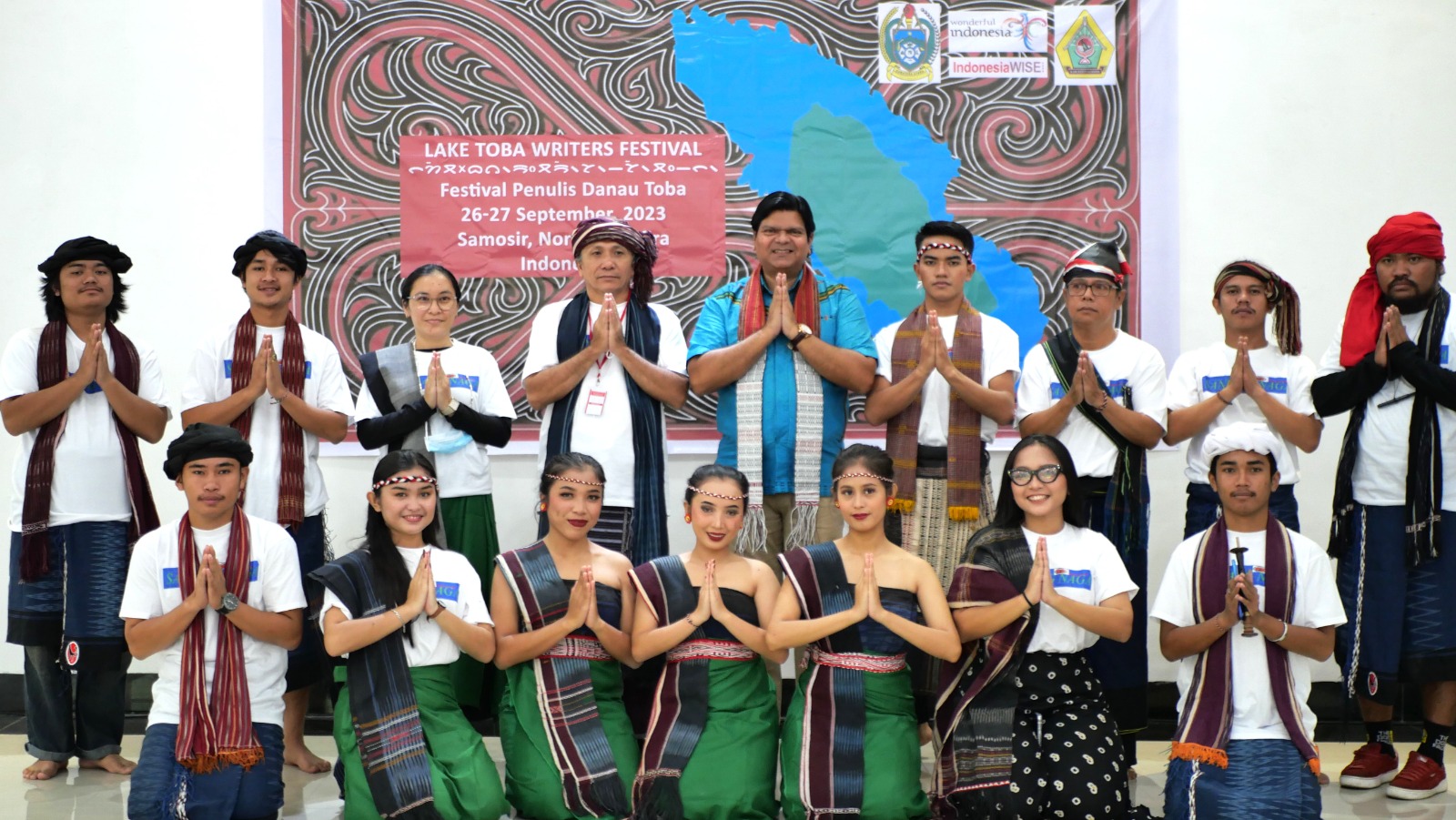 Amol Titus and with Opera Batak Director Thomson Hutasoit and team