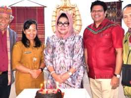 Ceremonial cake cutting by Ibu Rita Tavip Megawati senior government official (centre) seen with festival co-visionaries (LtoR) Saut Poltak Tambunan, Tetti Naibaho, Amol Titus and Thomson H